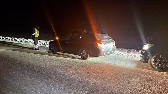Под Тюменью автоинспекторы помогли семье, попавшей в беду по пути в Тарко-Сале
