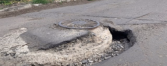 В центре Курска на проезжей части обвалился асфальт