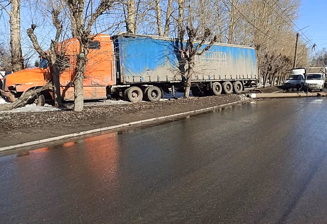 В Кирове водитель грузовика въехал в опору ЛЭП