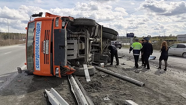 Под Екатеринбургом четыре человека погибли в ДТП с грузовиком