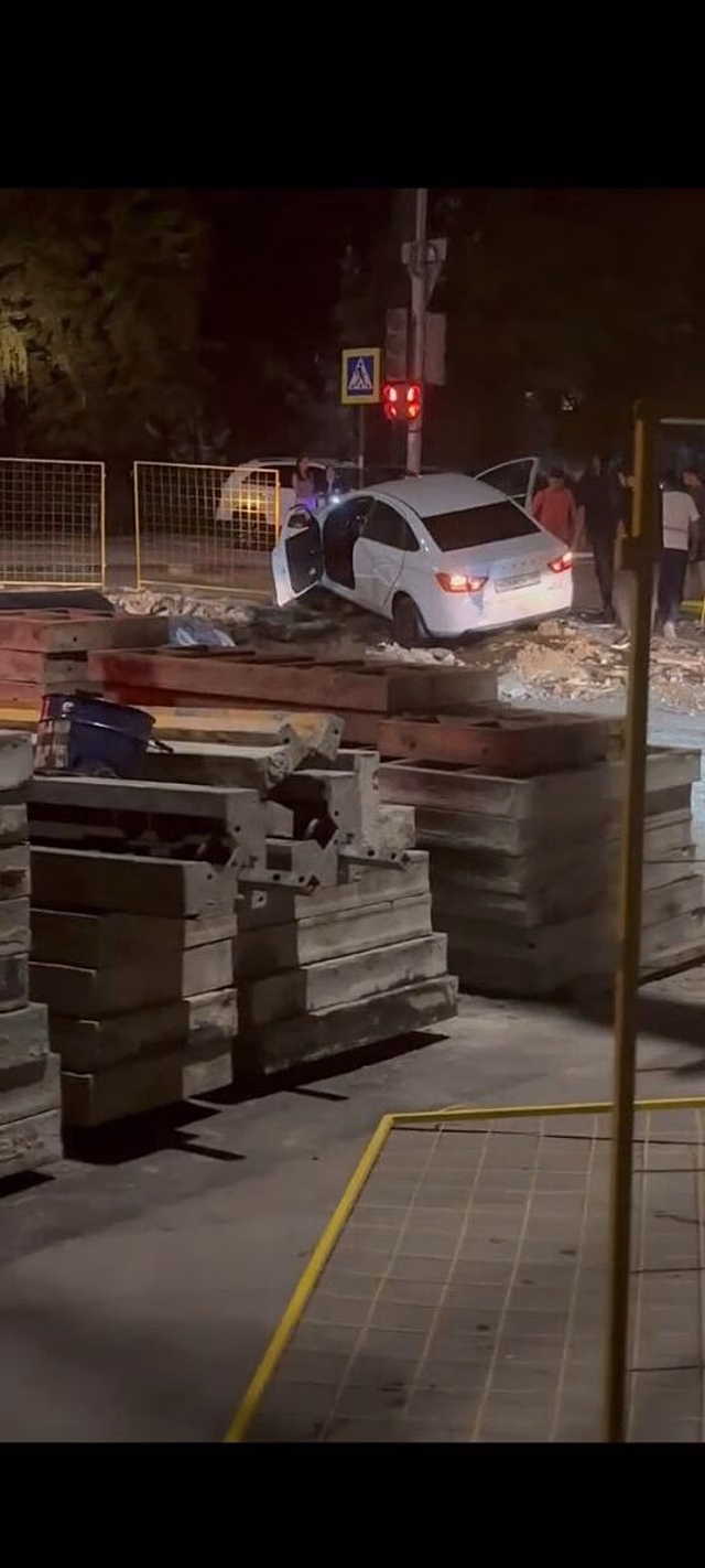 Легковушка в Саратове врезалась в дорожное ограждение