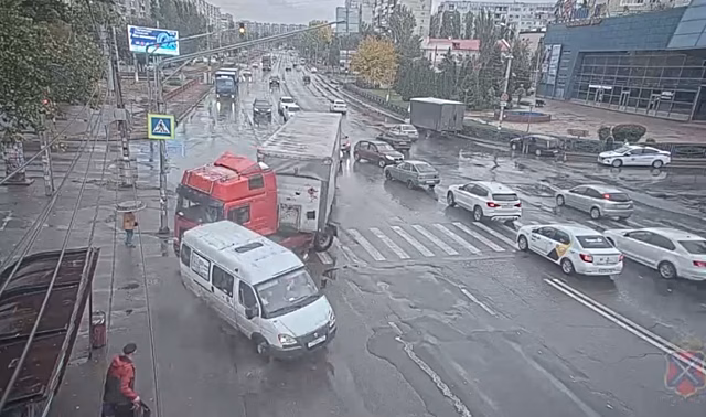 Камера сняла, как фура въехала в остановку в Волгограде