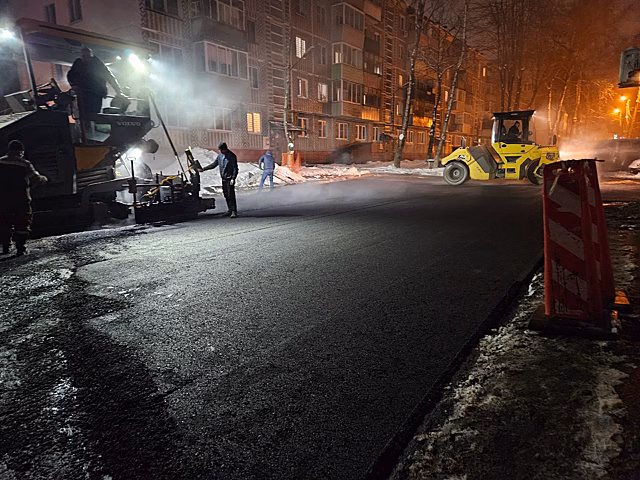 В Калуге продолжается укладка асфальта