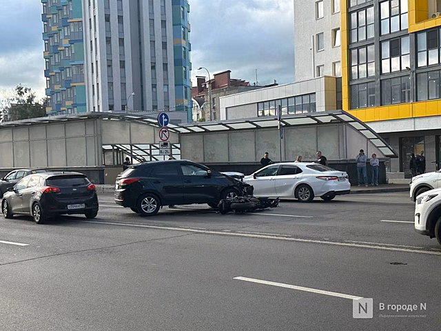 Жесткое ДТП с мотоциклом случилось на Лядова в Нижнем Новгороде