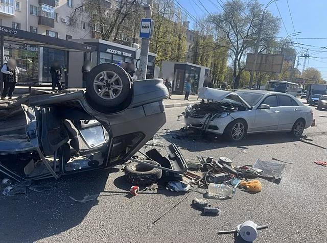 В Воронеже на улице Брусилова столкнулись ВАЗ и иномарка