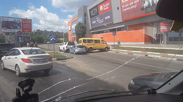 ГИБДД сообщила подробности массовой аварии у воронежского ТЦ