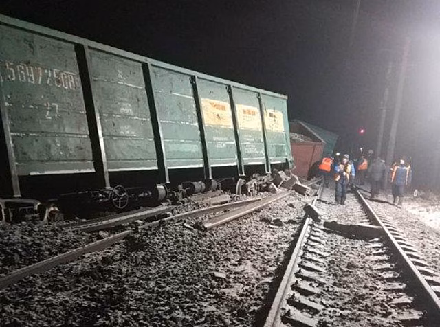 На перегоне под Екатеринбургом, где с рельсов сошел состав с углем, восстановили движение