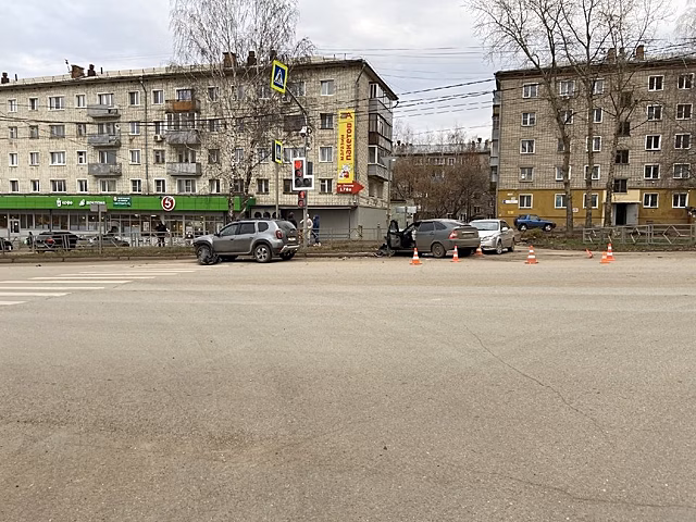 На Зональном столкнулись три легковушки, а водитель "Дастера" получил травмы