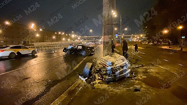 Автомобиль въехал в мачту освещения на шоссе Энтузиастов