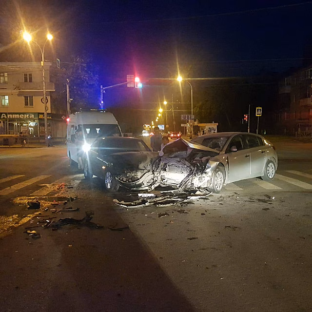 В Екатеринбурге две иномарки попали в жесткое ДТП