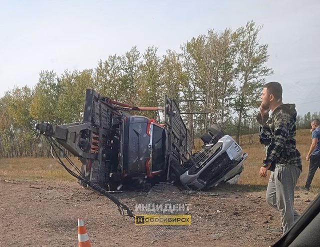По дороге в Новосибирск перевернулся автовоз с иномарками