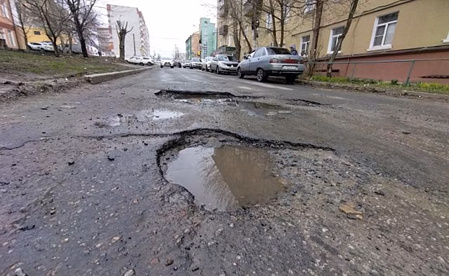 В Курске на 5 улицах 28 марта ведется ямочный ремонт