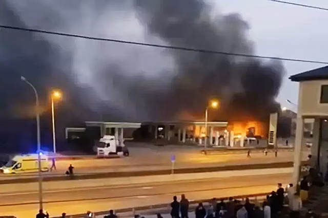 Остановившегося для помощи пострадавшим от взрыва в Махачкале мужчину сбила машина
