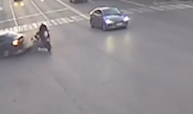 Момент ДТП с мотоциклом в центре Волгограда попал на видео