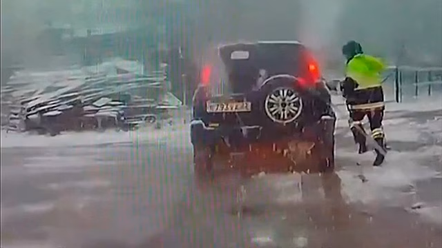 Полицейский на Алтае с риском на ходу остановил авто с пьяным водителем: видео
