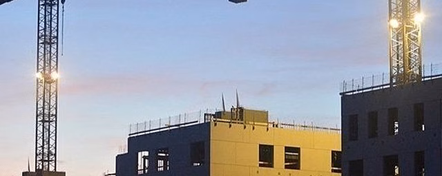 В Нижнем Новгороде руферы сняли свой поцелуй на стреле башенного крана