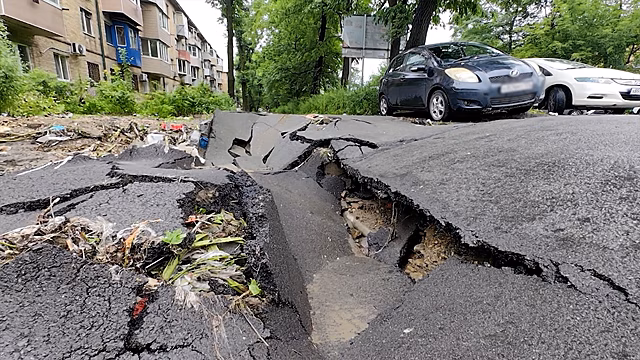 Ливни разрушили дворовые парковки во Владивостоке