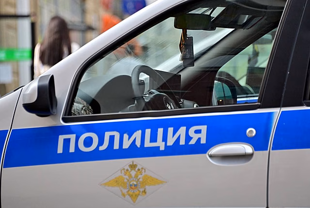 В российском городе группа мужчин в спортивных костюмах напала на машину