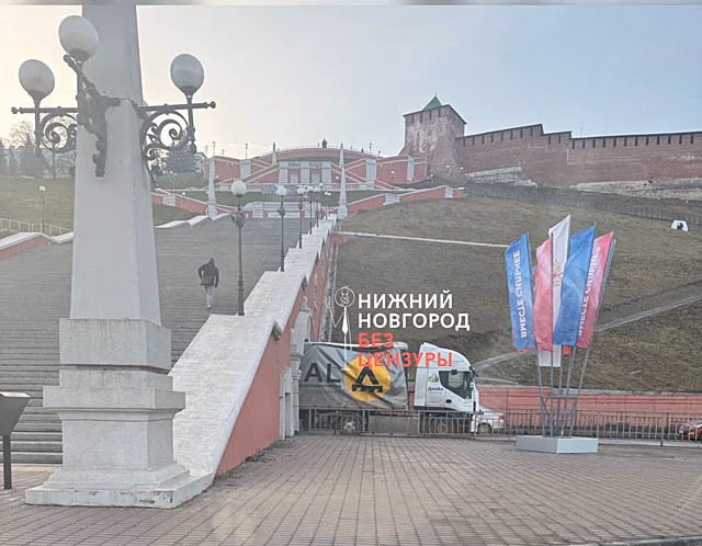 Фура застряла под Чкаловской лестницей