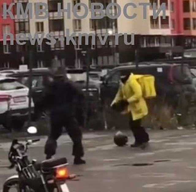 В Питере курьер «Яндекса» на мопеде задел пешехода, а затем залил его перцовым баллончиком и угрожал ножом