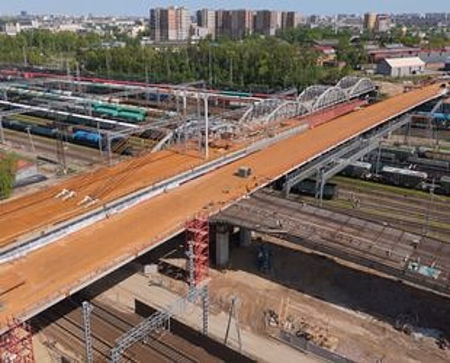 В Петербурге строители надвинули почти 100 метров металлоконструкции левого направления Цимбалинского путепровода