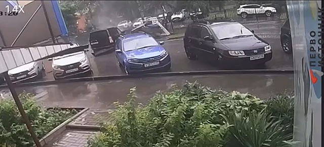 В Кирове водитель Range Rover, уходя от погони, попал в ДТП