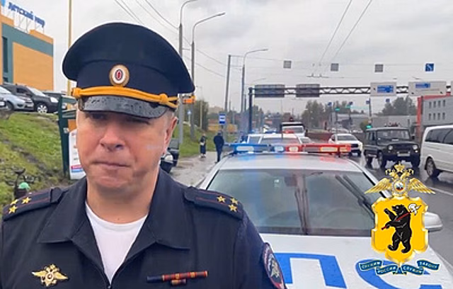 В Ярославле автомобиль наехал на группу людей