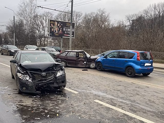 Парализовала Кострому: стали известны подробности массовой аварии у моста