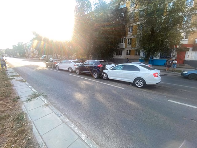 В Советском районе Самары водитель Skoda Rapid устроил массовое ДТП с четырьмя автомобилями
