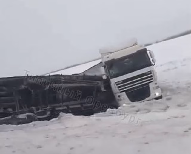 У Бузулука на трассе Оренбург-Самара фура попала в ДТП