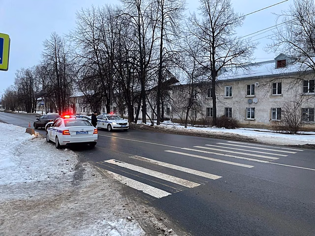 Юный водитель сбил женщину с двумя маленькими детьми на переходе в Костроме