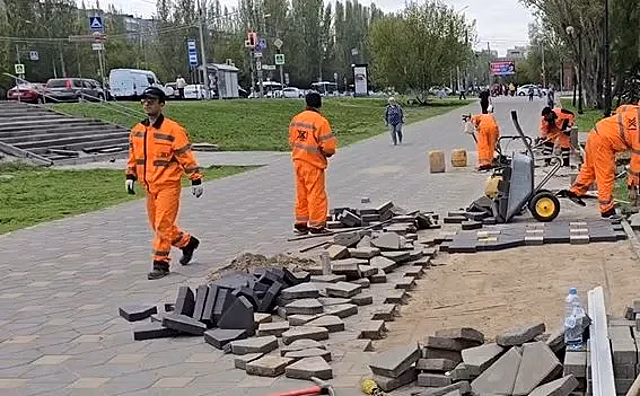 На проспекте Ленина в Самаре восстанавливают тротуар