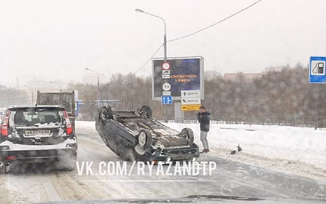 На Северной окружной дороге в Рязани за сутки перевернулись две легковые машины