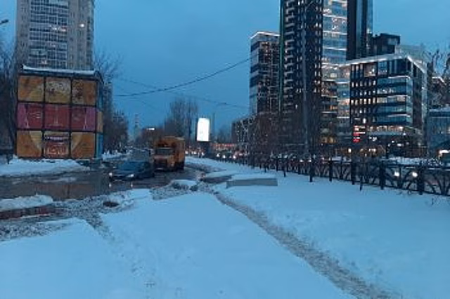 В Екатеринбурге затопило улицу Ткачей из-за прорыва водопровода
