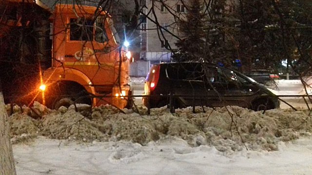 В Курске «Камаз» со снегом въехал в легковой автомобиль, есть раненая