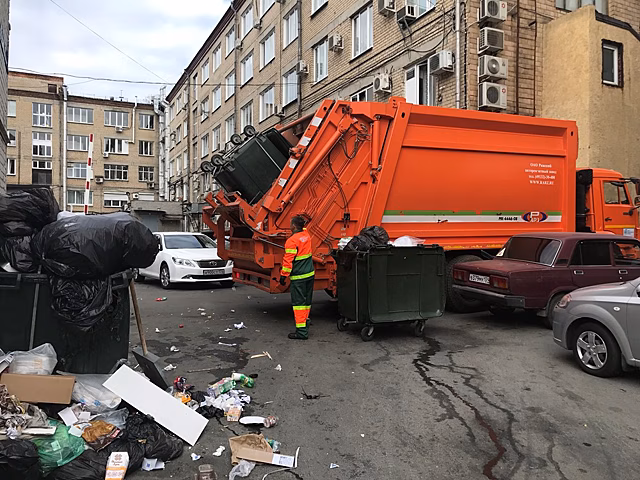 Челябинские автомобилисты мешают вывозить мусор