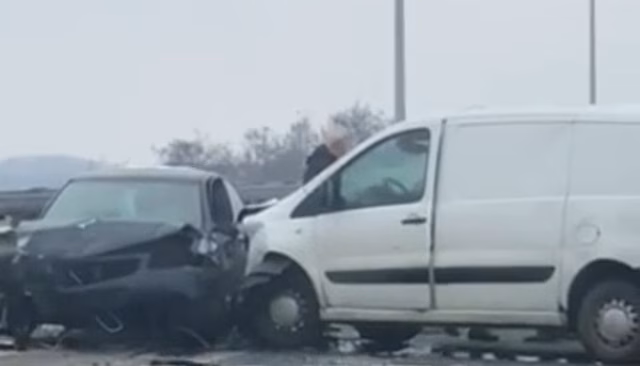 При столкновении на Приморском кольце серьезно повреждены два автомобиля