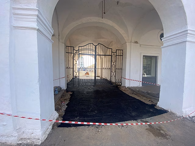 Не опять, а снова: ряды закатали в асфальт в Костроме