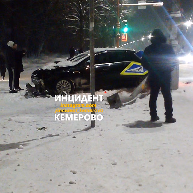 Автомобиль влетел в дорожный знак в Кемерове