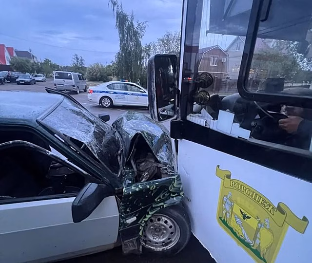 В Воронеже столкнулись легковушка и автобус, двое пострадали