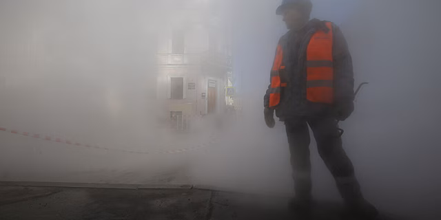 Машины «искупались» в кипятке из-за прорыва трубы в Петербурге