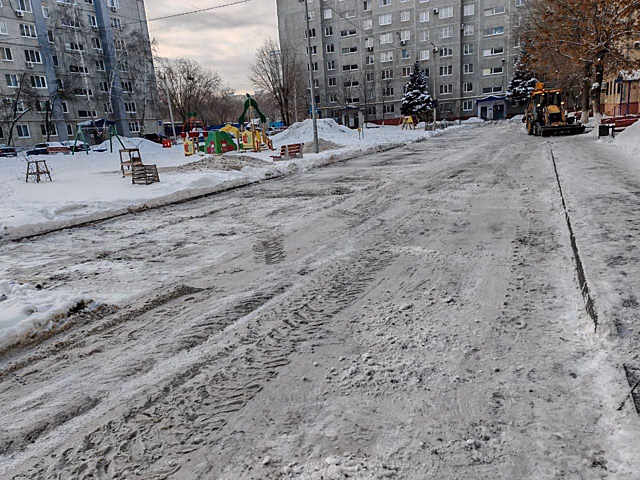 «В снежном плену»: во дворах Оренбурга чистят снег