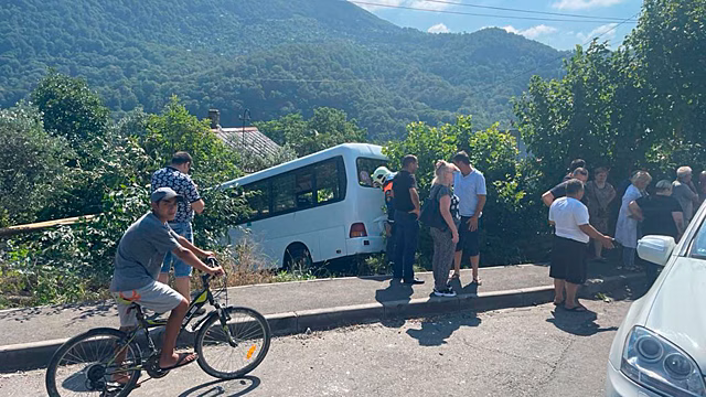 В ДТП с автобусом в Сочи пострадали 12 человек