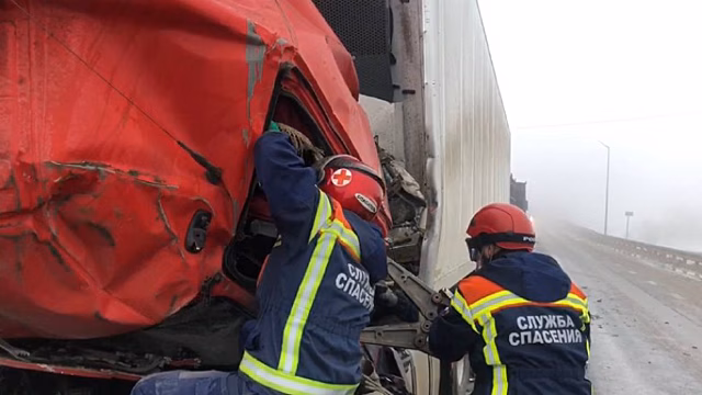 Под Саратовом в ДТП попали две фуры и Kia