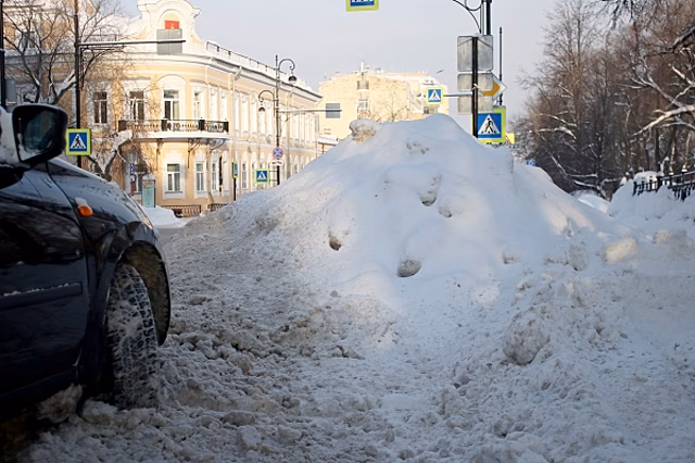 «Чистим за свой счет»: многодетная мать из Доможирово пожаловалась на отсутствие уборки снега