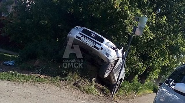 В Омске автомобиль Тойота взлетел и повис на колодце