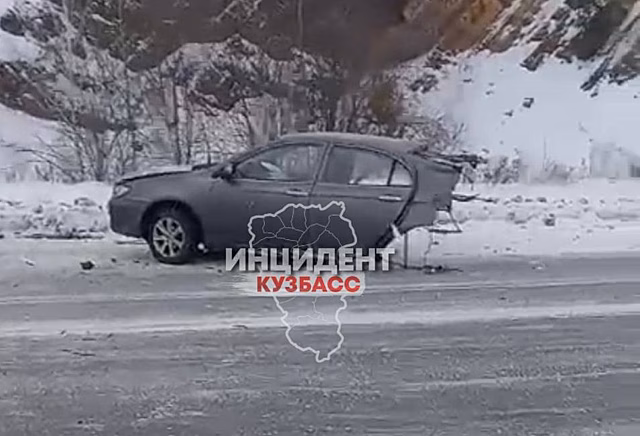 Автомобиль остался без задней половины в результате жесткого ДТП на трассе в Кузбассе