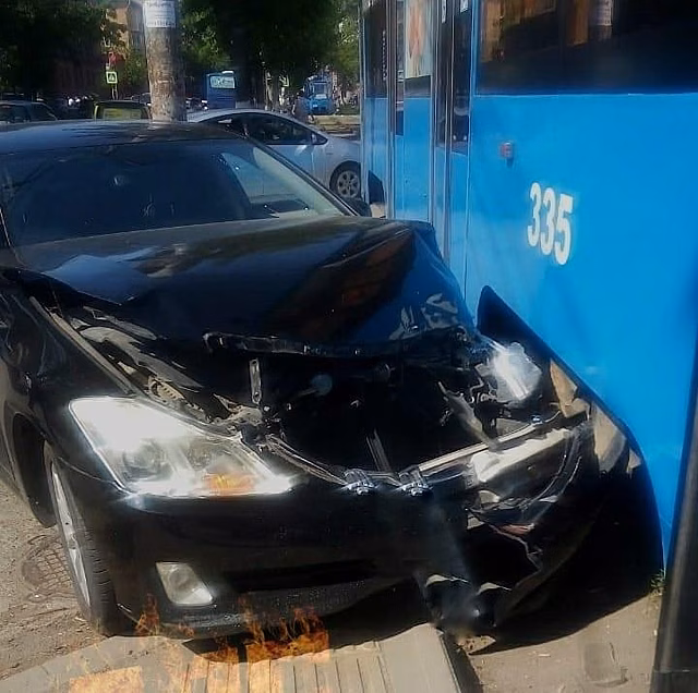 Во Владивостоке произошло ДТП с участием трамвая и легкового автомобиля