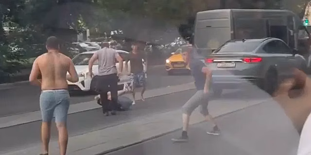 В Екатеринбурге дорожный конфликт перерос в массовую драку