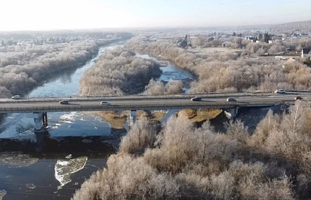 Еще один мост через новосибирскую реку Иня закатают асфальтом